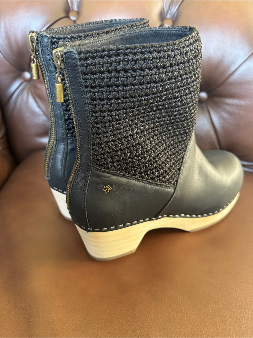 Worn once The Sak Women's Black Leather & Knit Ankle Booties Wood Clog Bottom - Picture 3 of 11